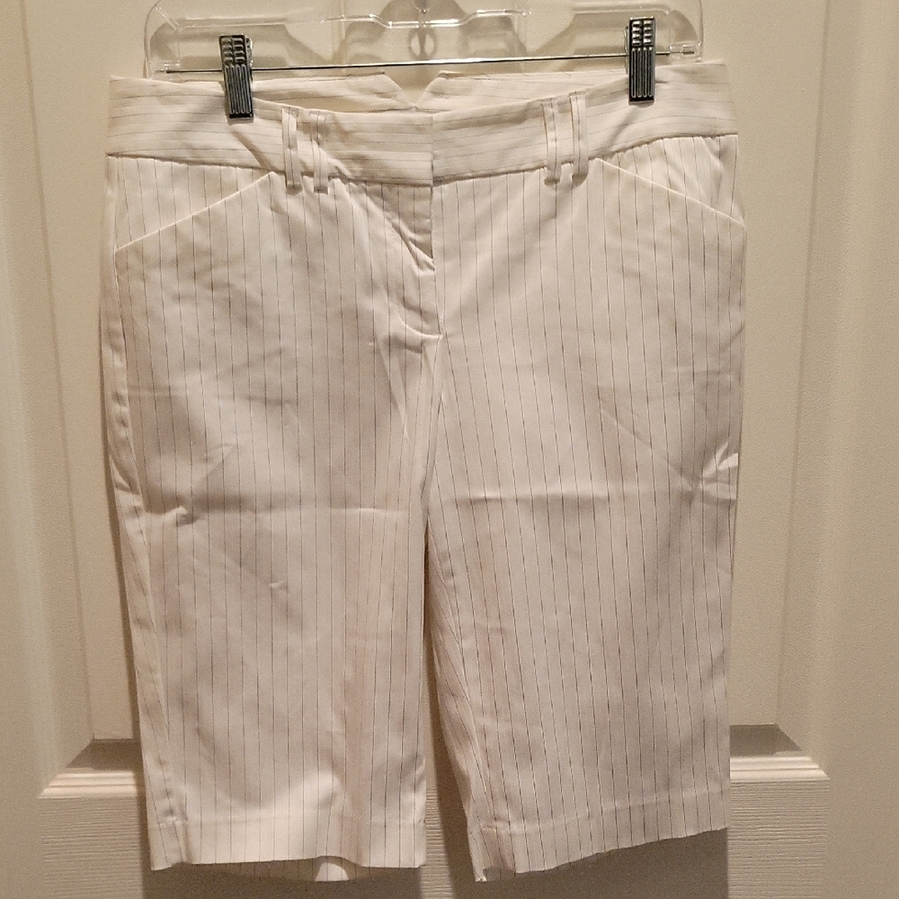 Express Size 6 Women's White Pinstripe Shorts